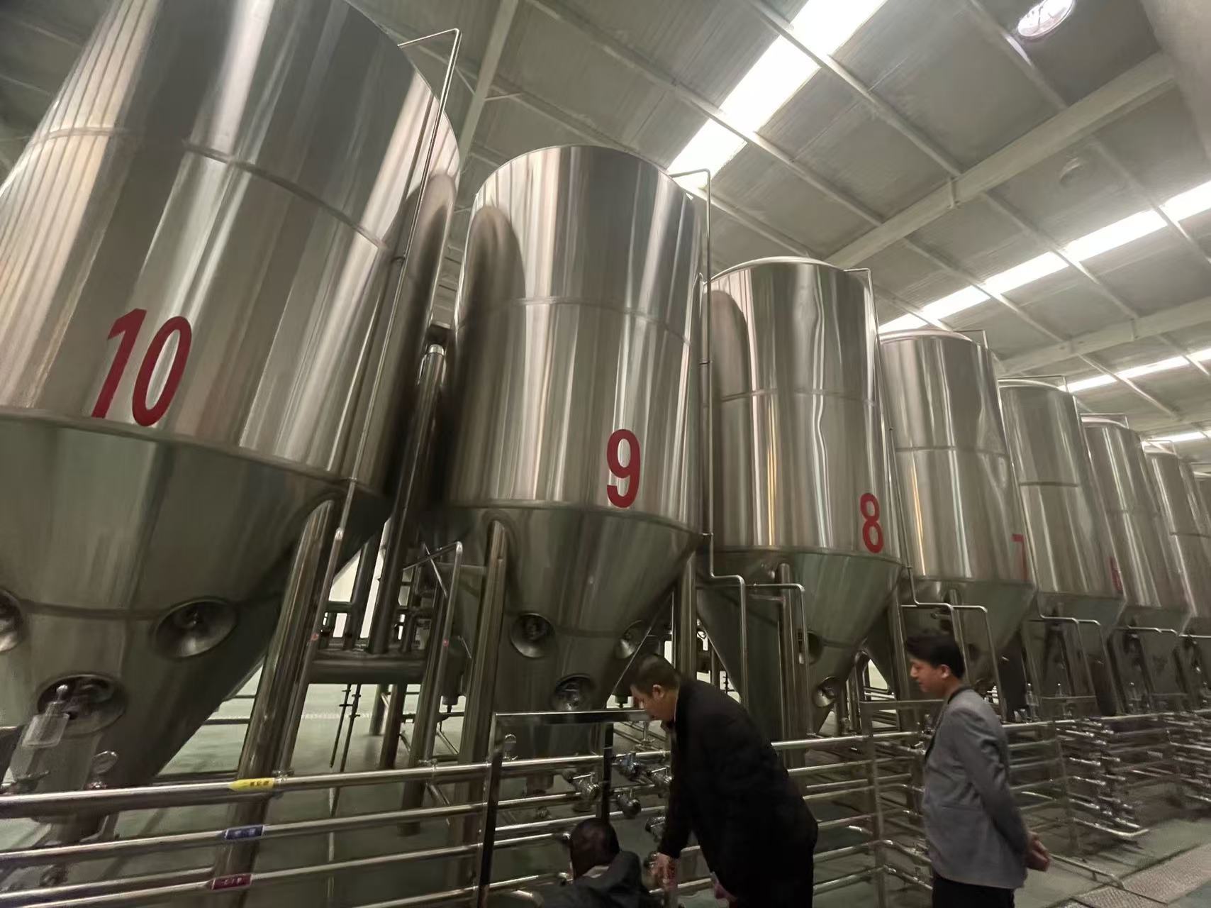 大英精酿啤酒设备厂—平面布置、设备设计、制造、调试、培训等一条龙服务